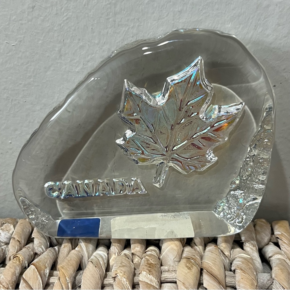 Tilley Canada Leaf Free Crystal paperweight Maple leaf Vintage 3.5” X 3”‎